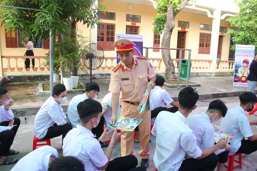 Công an huyện An Lão tuyên truyền trật tự an toàn giao thông cho hơn 2.200 học sinh